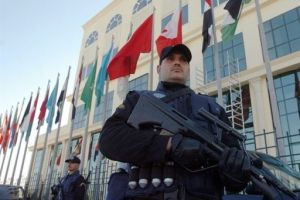وزير الداخلية التونسي: الشرطة التونسية يمكنها استخدام الرصاص الحي عند الضرورة
