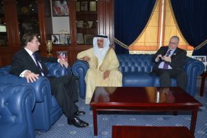 'النعيمي' يبحث مع السفير البريطاني سبل عقد دورات تدريبية لمنتسبي الوزارة