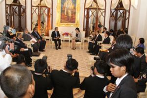 رئيس الوزراء يستعرض مع رئيسة وزراء تايلند سبل تطوير العلاقات بين البلدين على مختلف الاصعدة