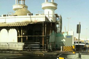 'الداخلية' : حرق إطارات في منطقة السهلة أدى إلى تضرر سور تابع لمسجد شيخ عزيز