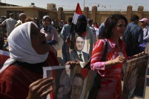 احتجاجات داخل قاعة المحكمة عقب الحكم على مبارك  