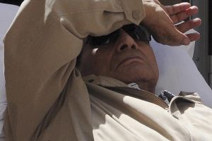 إصابة مبارك بأزمة صحية حادة لدى وصوله إلى السجن ومعالجته في الطائرة 