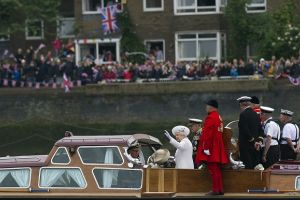 البريطانيون يتحدون المطر للاحتفال باليوبيل الماسي للملكة 