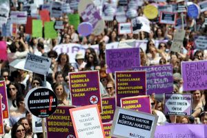 تظاهرة نسائية في تركيا رفضا لمشروع قانون حول الإجهاض 