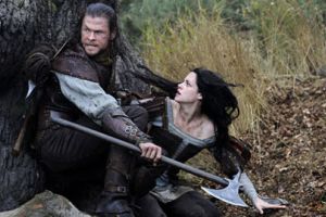 فلم سنو وايت والصياد يتصدر ايرادات السينما في امريكا الشمالية  