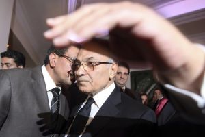 منافسون للمرشح الرئاسي المصري شفيق يكثفون الضغط لعزله سياسياً 