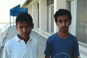 'خفر السواحل' ينقذ طفلين جرفهما التيار بالقرب من قاعدته بالمحرق