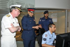 قائد القوات البحرية المركزية الأمريكية يقوم بزيارة إلى قيادة خفر السواحل