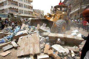 المعتصمون يبدأون إخلاء ساحة التغيير في صنعاء