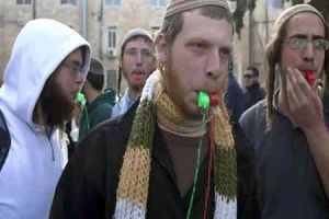 شعارات مؤيدة للاستيطان ومعادية للفلسطينيين في قرية يهودية-عربية