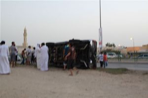 بالصور ..نجاة شاب في حادث انقلاب سيارة بمدينة حمد يوم أمس