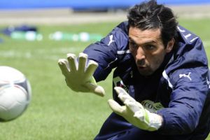 بوفون: 'الآزوري' يسعى لتفجير مفاجأة في يورو 2012