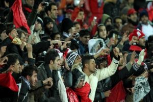السلطات الإيرانية تحظر على النساء مشاهدة مباريات كرة القدم في الأماكن العامة 