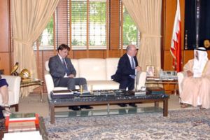 وزير الديوان الملكي يستعرض التعاون مع 'الخارجية البريطانية'