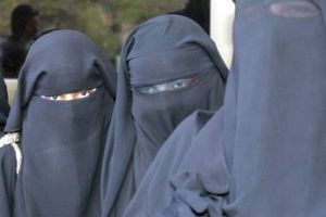 إعادة سعوديات من مطار باريس لرفضهن خلع النقاب 