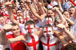 المشجعين الانجليز يتلقون الإشادة من المسئولين الأوكرانيين