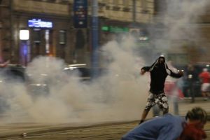 ترحيل مشجعين روسيين من بولندا