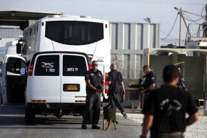 مستوطن يقتل فلسطينيين اثنين ويصيب ثالثا في جنوب الضفة الغربية