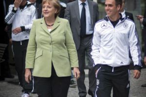 مشاكل منطقة اليورو تمنع المستشارة الألمانية من حضور مباراة اليونان