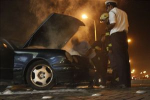 السيطرة على حريق اندلع بسيارة بحرينية بالديه مساء أمس ...شاهد الصور