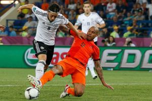 أوزيل يتقدم بشكوى بسبب إساءات عنصرية عبر 'تويتر'