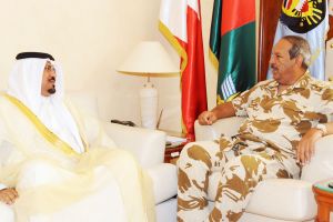 القائد العام لقوة دفاع البحرين يجتمع مع محافظ المحافظة الوسطى