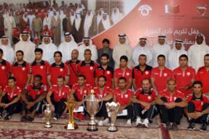 تسليم المكرمة الملكية ومكافأة ناصر بن حمد لفريقا المحرق لكرة القدم والطائرة