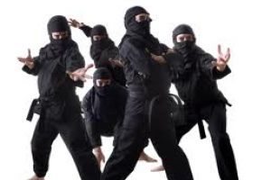 لصوص متنكرون في ملابس النينجا يسرقون متجر مجوهرات في تايوان