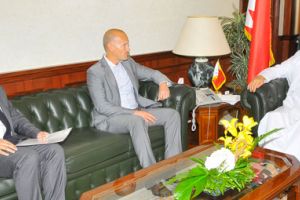 وزير العمل يشيد بمبادرات مجموعة أزاديا في توظيف البحرينيين