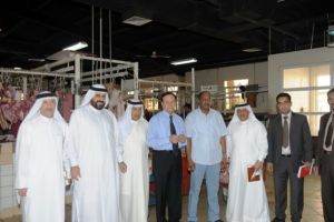 وزير الصناعة والتجارة يواصل زياراته للمحلات التجارية