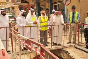 وزير الأشغال يتفقد مشروع الصرف الصحي في الرفاع الشرقي 