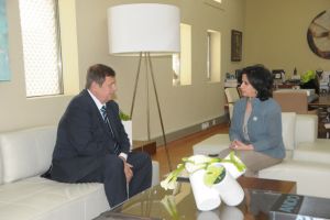 وزيرة الثقافة تبحث تفاصيل زيارتها لسانت بطرسبورغ مع السفير الروسي