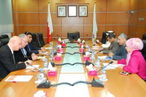 مدير عام معهد البحرين للتدريب يجتمع مع وفد من خبراء التلمذة المهنية