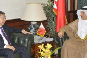 وزير العمل يبحث تعزيز العلاقات العمالية مع المبعوث الخاص لرئيـس الفلبين