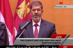 مرسي يتعهد بتشجيع الاستثمار والسياحة ويؤكد احترام مصر لتعهداتها الدولية