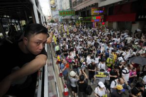 ريبة وتظاهرات في هونغ كونغ بعد 15 سنة على عودتها الى الصين