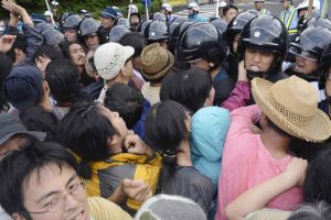 الشرطة تفرق المحتجين وإعادة تشغيل المفاعل النووي في غرب اليابان