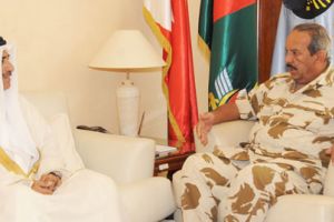 القائد العام يستعرض مع وزير الإسكان التعاون والتنسيق المشترك