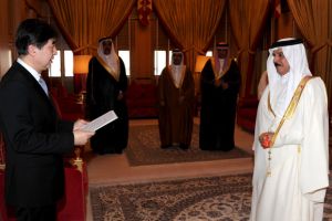 عاهل البلاد يتسلم أوراق اعتماد 8 سفراء جدد لدى المملكة 