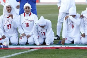 'الفيفا' يسمح للاعبات بارتداء الحجاب... ودول الخليج ترحب به 