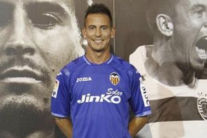 فالنسيا يقدم لاعبه الجديد بيريرا 