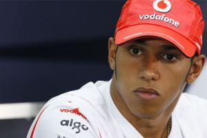 هاميلتون يخشى تلاشي فرص فريقه في المنافسة على بطولة العالم للفورمولا 1