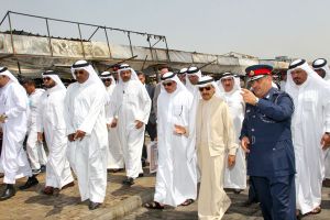 رئيس الوزراء يتفقد السوق الشعبي بعد حادث الحريق ويأمر بإعادة بنائه فوراً مع تجهيزه بمعدات الأمن والسلامة 