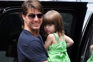 رغم انفصاله عن زوجته... توم كروز على اتصال مستمر بطفلته سوري