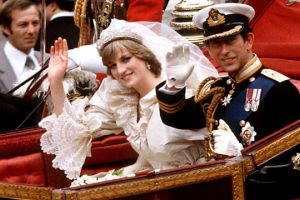 بيع قطعة خبز تعود ليوم زفاف ولي عهد بريطانيا الامير تشارلز في مزاد 