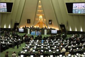 تأييد برلماني إيراني لإغلاق هرمز 