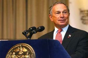 عمدة نيويورك يطالب مرشحا الرئاسة بفتح ملف حمل السلاح الشخصي 