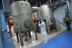 رجل دين إيراني يهدد بزيادة تخصيب اليورانيوم 