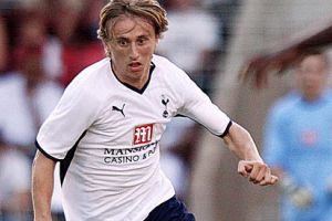 توتنهام يغرم مودريتش لرفضه الالتحاق بالفريق