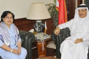 وزير العمل يشيد بجهود السفيرة كورازون في تعزيز العلاقات البحرينية الفلبينية